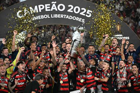99 bet e confiável - Flamengo's forward #27 Bruno Henrique (R) and Uruguayan midfielder #10 Giorgian de Arrascaeta (L) lift the the trophy with teammates after winning the all Brazilian Copa Libertadores final football match between Palmeiras and Flamengo at Monumental 'U' Marathon stadium in Lima on November 29, 2025. (Photo by Luis ACOSTA / AFP)